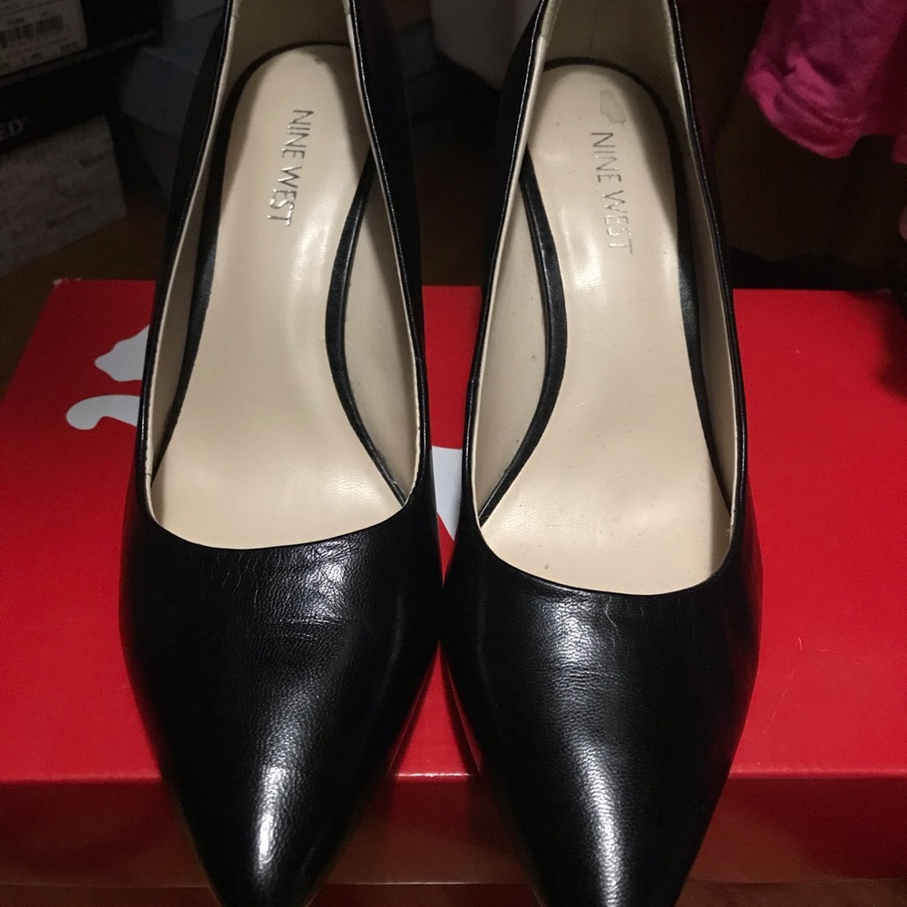 Black pumps